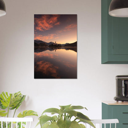 Beeindruckendes Bled-Poster - Printree.ch Abendstimmung, Aussichtspunkt, Bergkulisse, Bled, Foto, Fotografie, Landschaft, Natur, Reisen, romantisch, See, Slowenien, Sonnenuntergang, unsplash, Wassersport