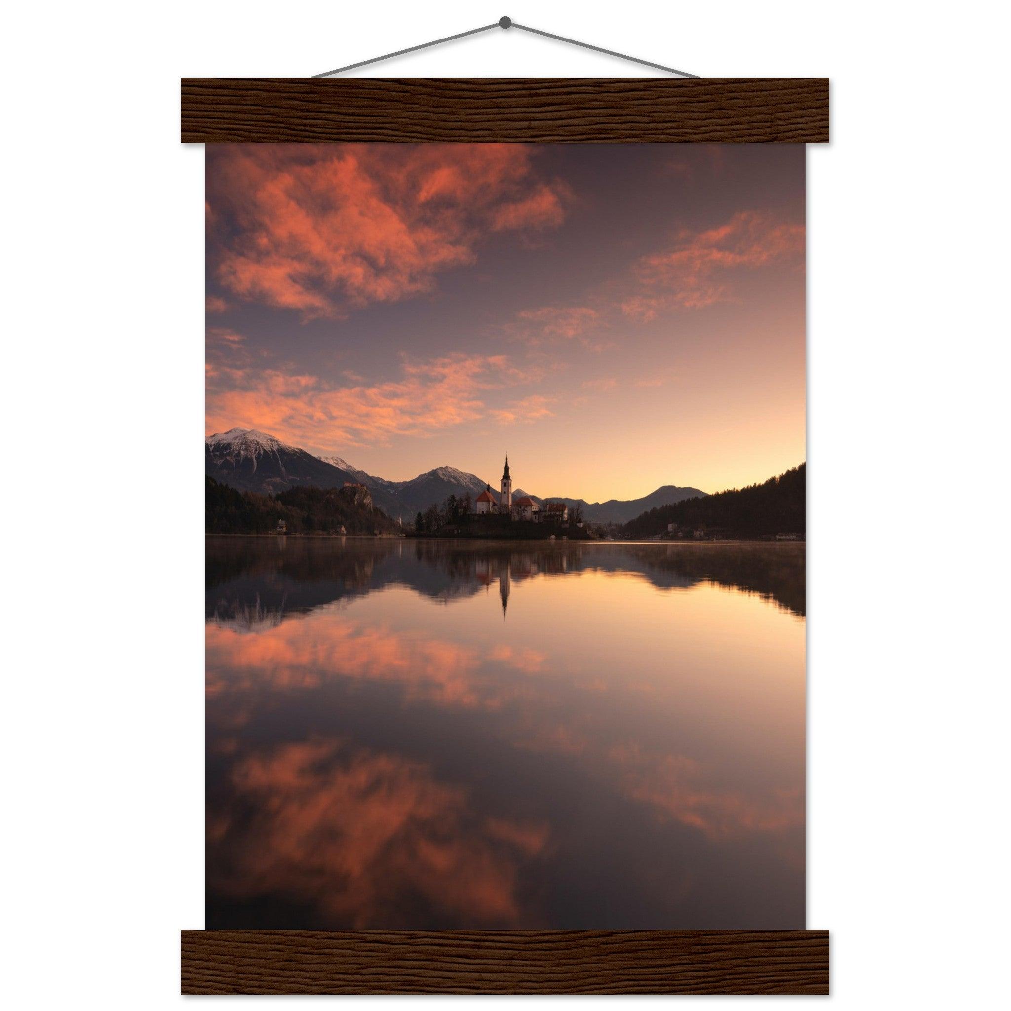 Beeindruckendes Bled-Poster - Printree.ch Abendstimmung, Aussichtspunkt, Bergkulisse, Bled, Foto, Fotografie, Landschaft, Natur, Reisen, romantisch, See, Slowenien, Sonnenuntergang, unsplash, Wassersport