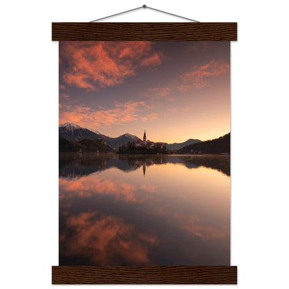 Beeindruckendes Bled-Poster - Printree.ch Abendstimmung, Aussichtspunkt, Bergkulisse, Bled, Foto, Fotografie, Landschaft, Natur, Reisen, romantisch, See, Slowenien, Sonnenuntergang, unsplash, Wassersport