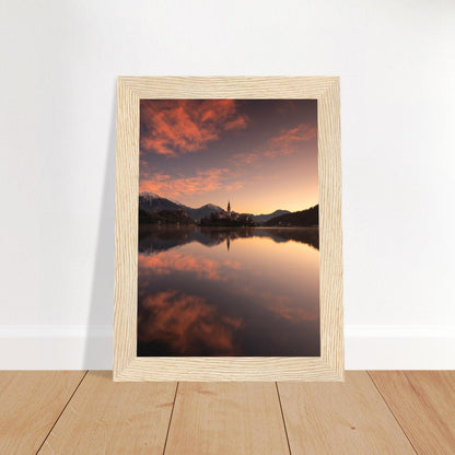 Beeindruckendes Bled-Poster - Printree.ch Abendstimmung, Aussichtspunkt, Bergkulisse, Bled, Foto, Fotografie, Landschaft, Natur, Reisen, romantisch, See, Slowenien, Sonnenuntergang, unsplash, Wassersport