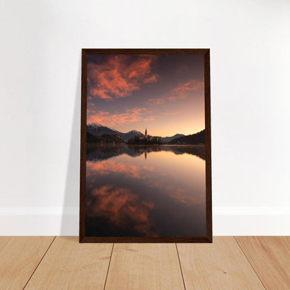 Beeindruckendes Bled-Poster - Printree.ch Abendstimmung, Aussichtspunkt, Bergkulisse, Bled, Foto, Fotografie, Landschaft, Natur, Reisen, romantisch, See, Slowenien, Sonnenuntergang, unsplash, Wassersport