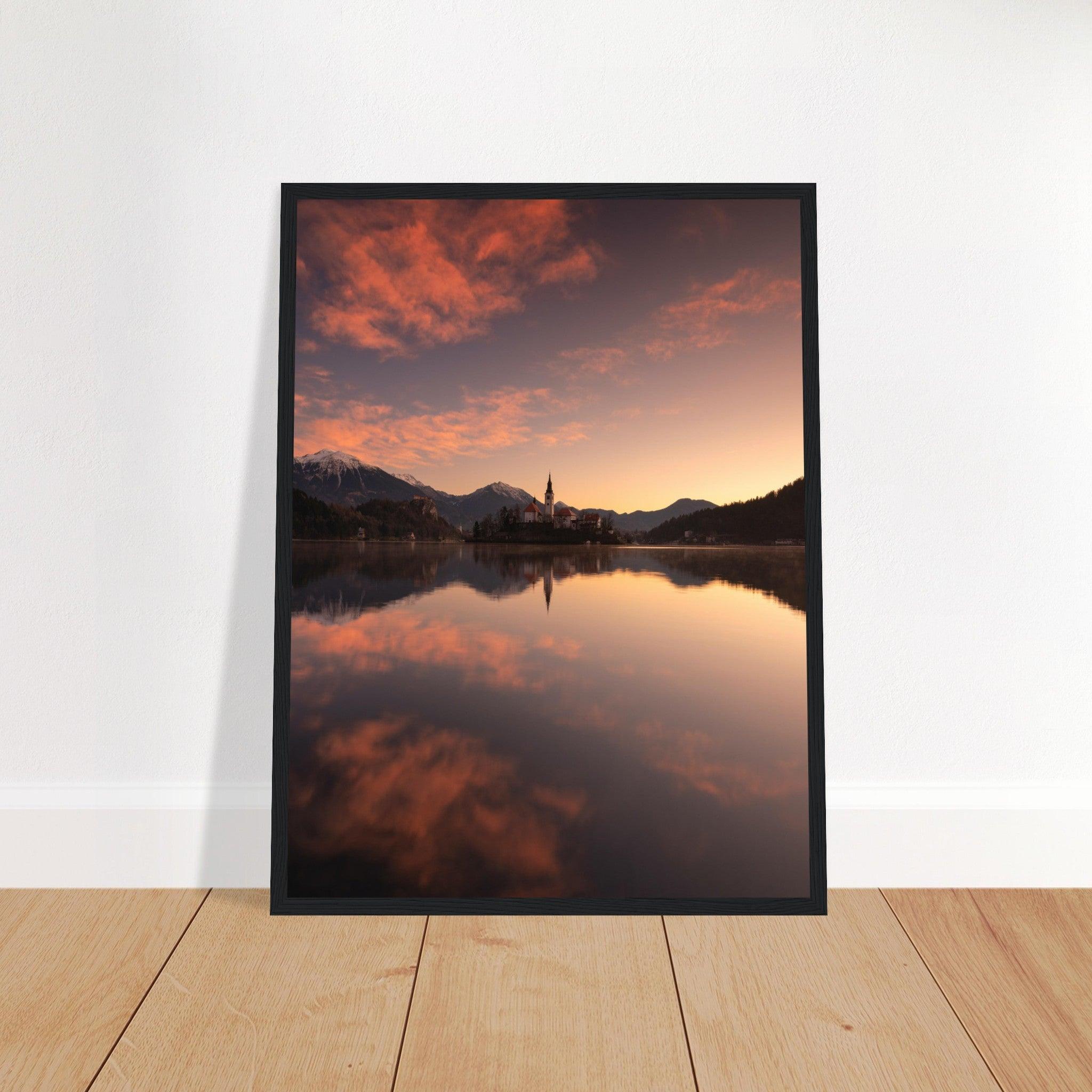 Beeindruckendes Bled-Poster - Printree.ch Abendstimmung, Aussichtspunkt, Bergkulisse, Bled, Foto, Fotografie, Landschaft, Natur, Reisen, romantisch, See, Slowenien, Sonnenuntergang, unsplash, Wassersport