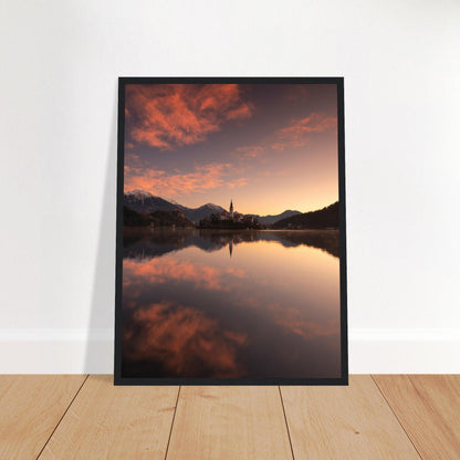 Beeindruckendes Bled-Poster - Printree.ch Abendstimmung, Aussichtspunkt, Bergkulisse, Bled, Foto, Fotografie, Landschaft, Natur, Reisen, romantisch, See, Slowenien, Sonnenuntergang, unsplash, Wassersport