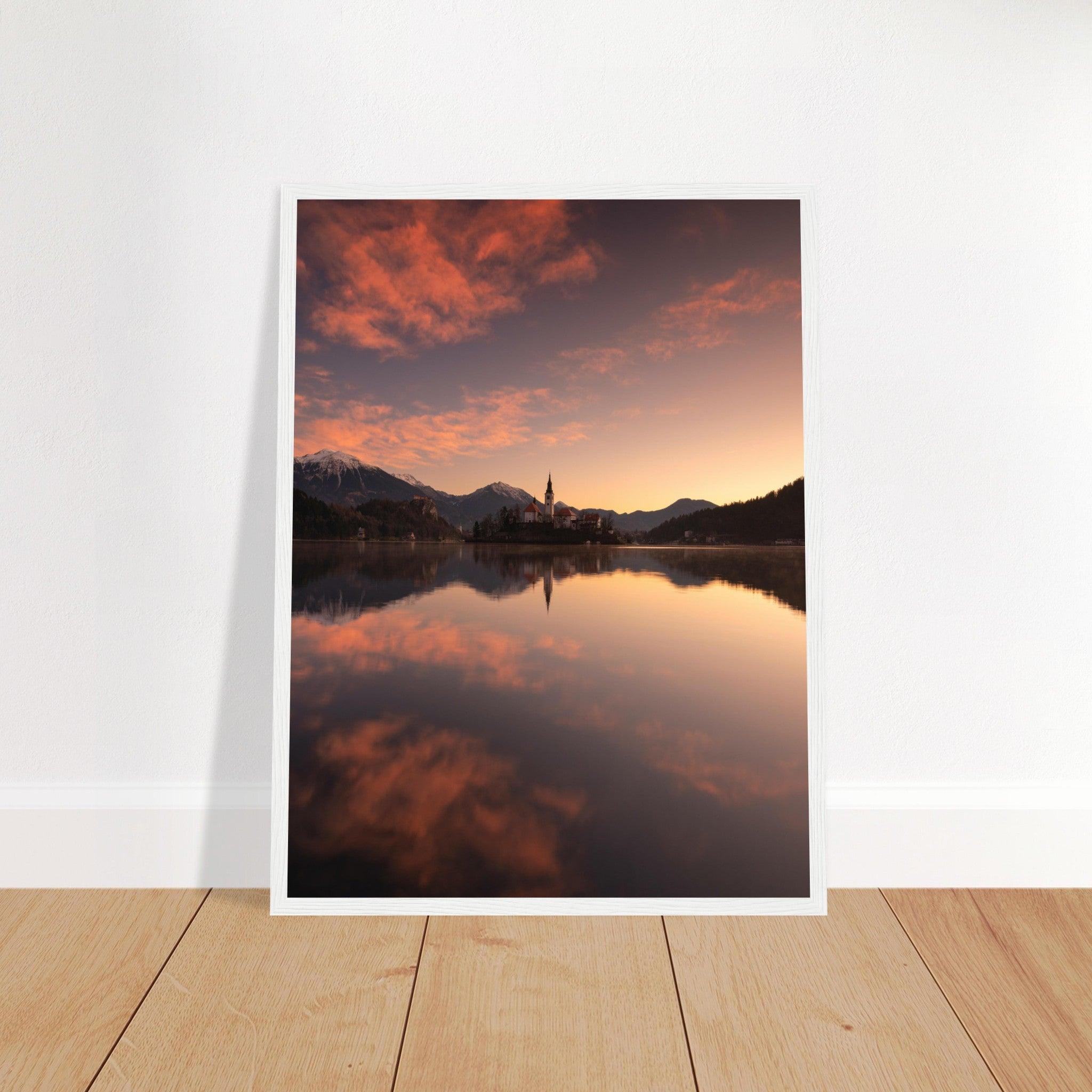 Beeindruckendes Bled-Poster - Printree.ch Abendstimmung, Aussichtspunkt, Bergkulisse, Bled, Foto, Fotografie, Landschaft, Natur, Reisen, romantisch, See, Slowenien, Sonnenuntergang, unsplash, Wassersport