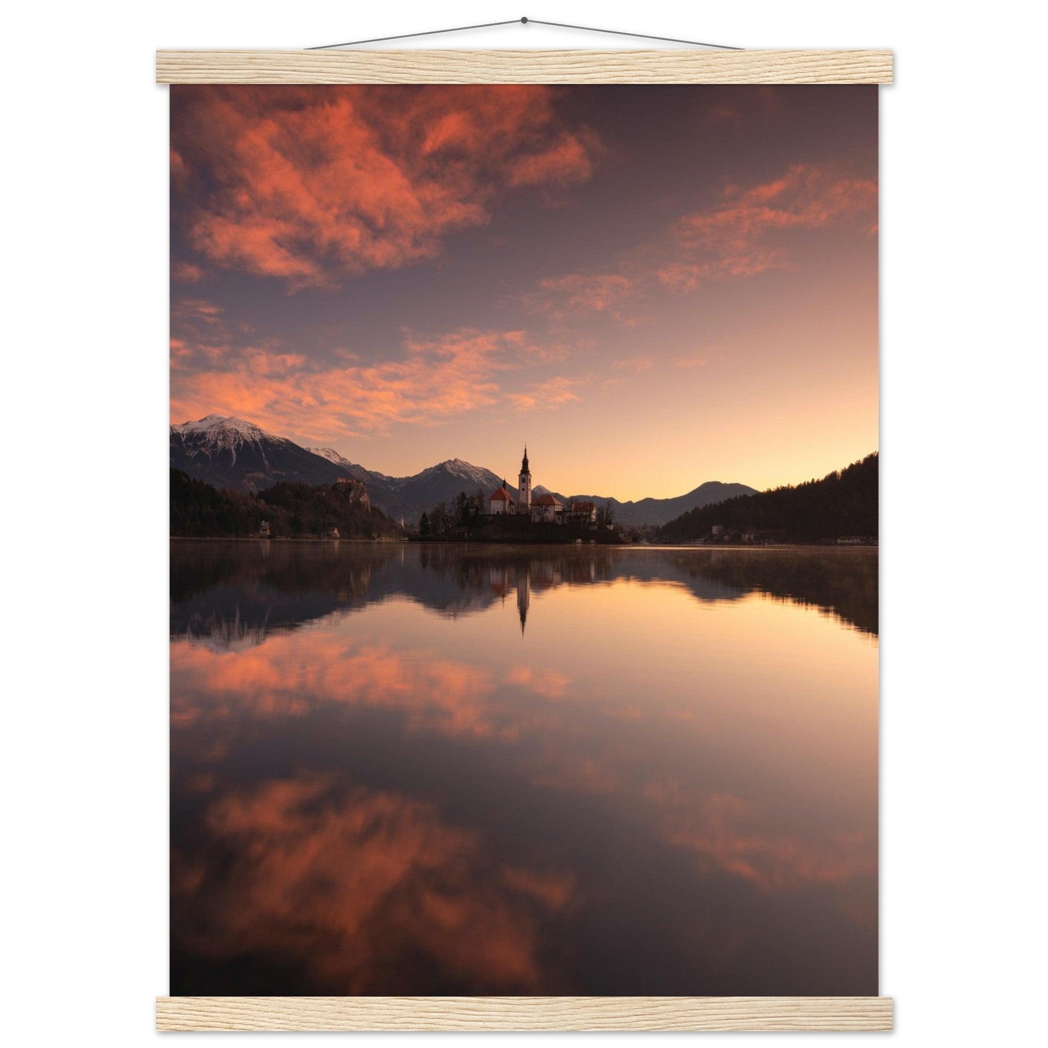 Beeindruckendes Bled-Poster - Printree.ch Abendstimmung, Aussichtspunkt, Bergkulisse, Bled, Foto, Fotografie, Landschaft, Natur, Reisen, romantisch, See, Slowenien, Sonnenuntergang, unsplash, Wassersport