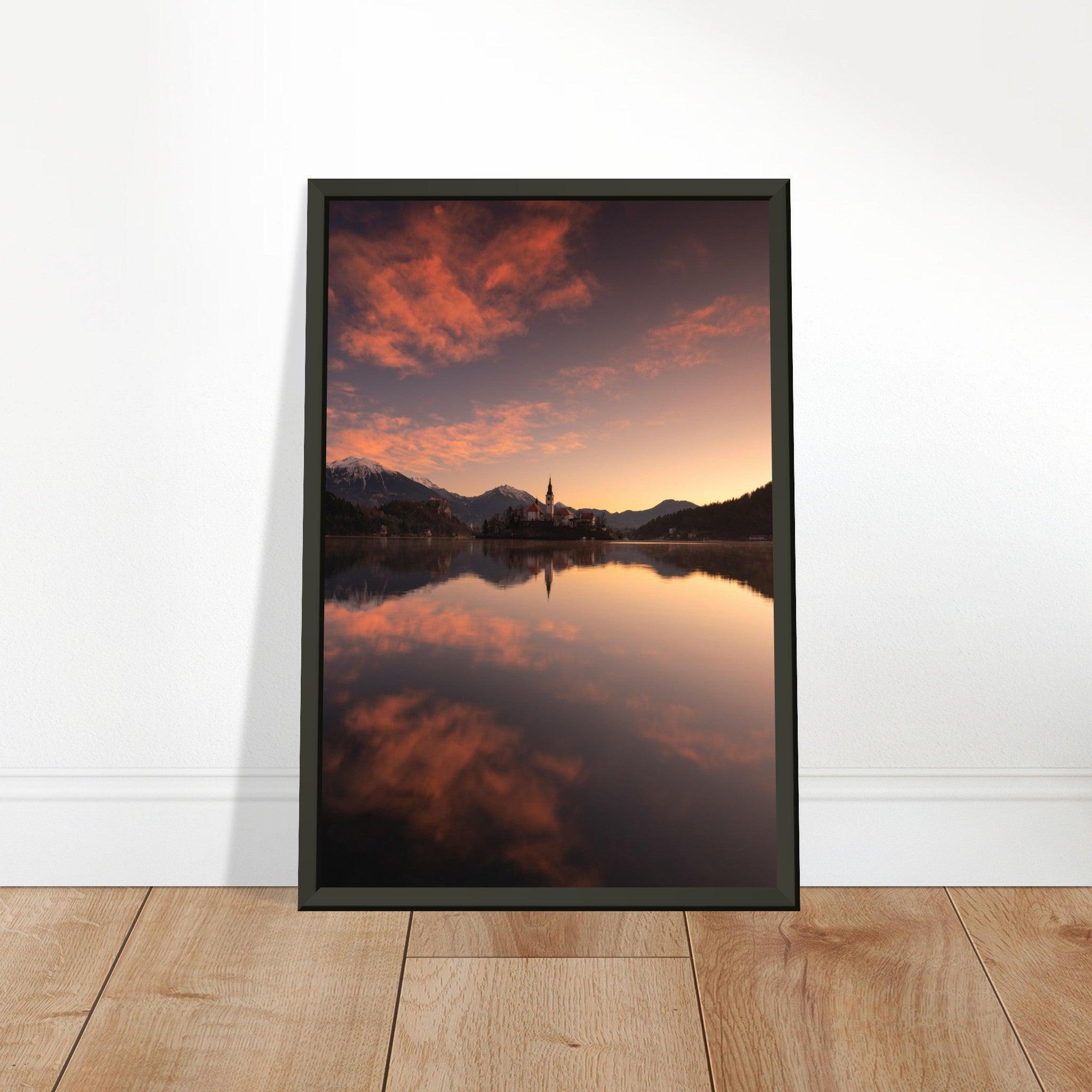 Beeindruckendes Bled-Poster - Printree.ch Abendstimmung, Aussichtspunkt, Bergkulisse, Bled, Foto, Fotografie, Landschaft, Natur, Reisen, romantisch, See, Slowenien, Sonnenuntergang, unsplash, Wassersport