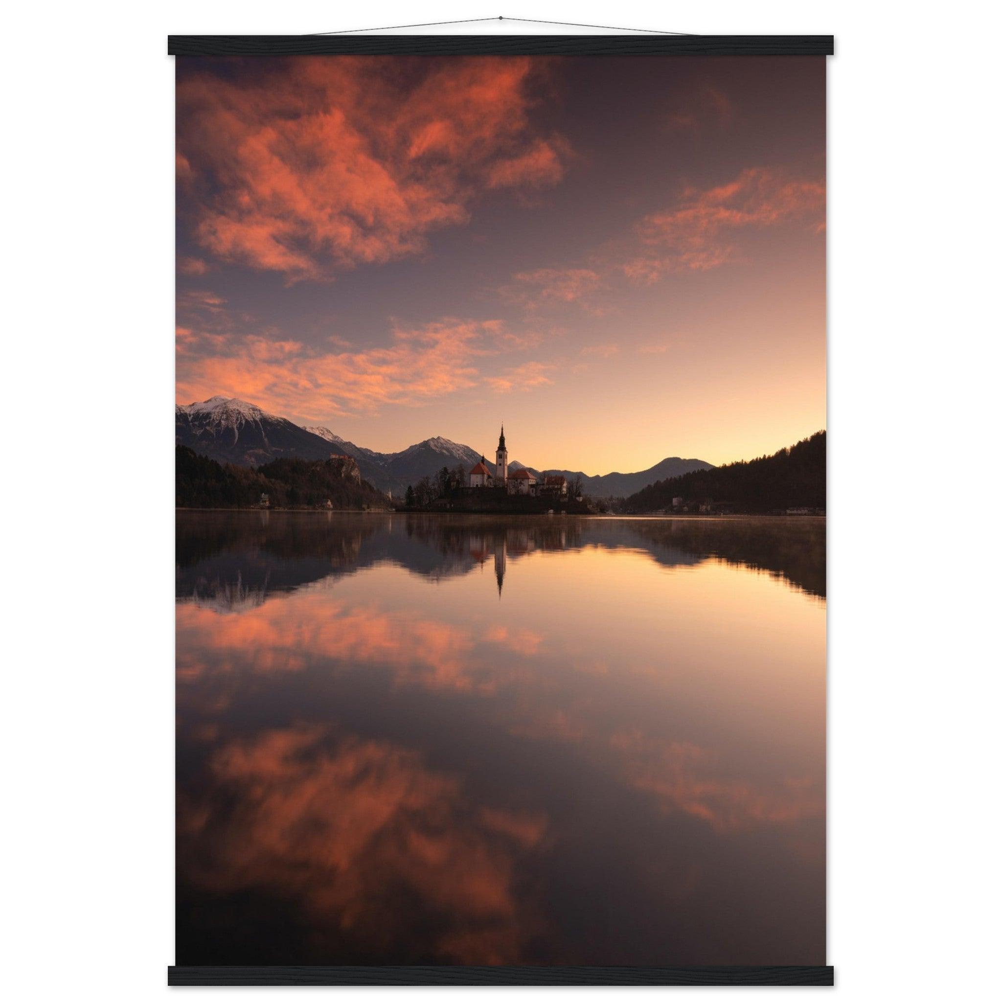 Beeindruckendes Bled-Poster - Printree.ch Abendstimmung, Aussichtspunkt, Bergkulisse, Bled, Foto, Fotografie, Landschaft, Natur, Reisen, romantisch, See, Slowenien, Sonnenuntergang, unsplash, Wassersport