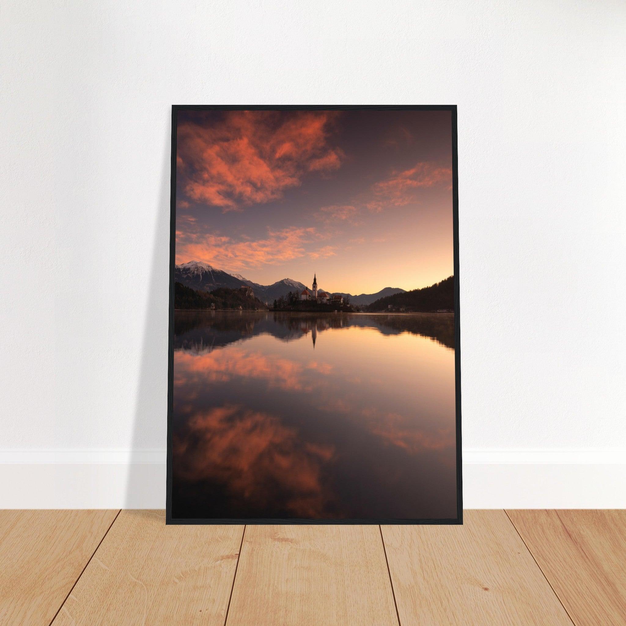 Beeindruckendes Bled-Poster - Printree.ch Abendstimmung, Aussichtspunkt, Bergkulisse, Bled, Foto, Fotografie, Landschaft, Natur, Reisen, romantisch, See, Slowenien, Sonnenuntergang, unsplash, Wassersport