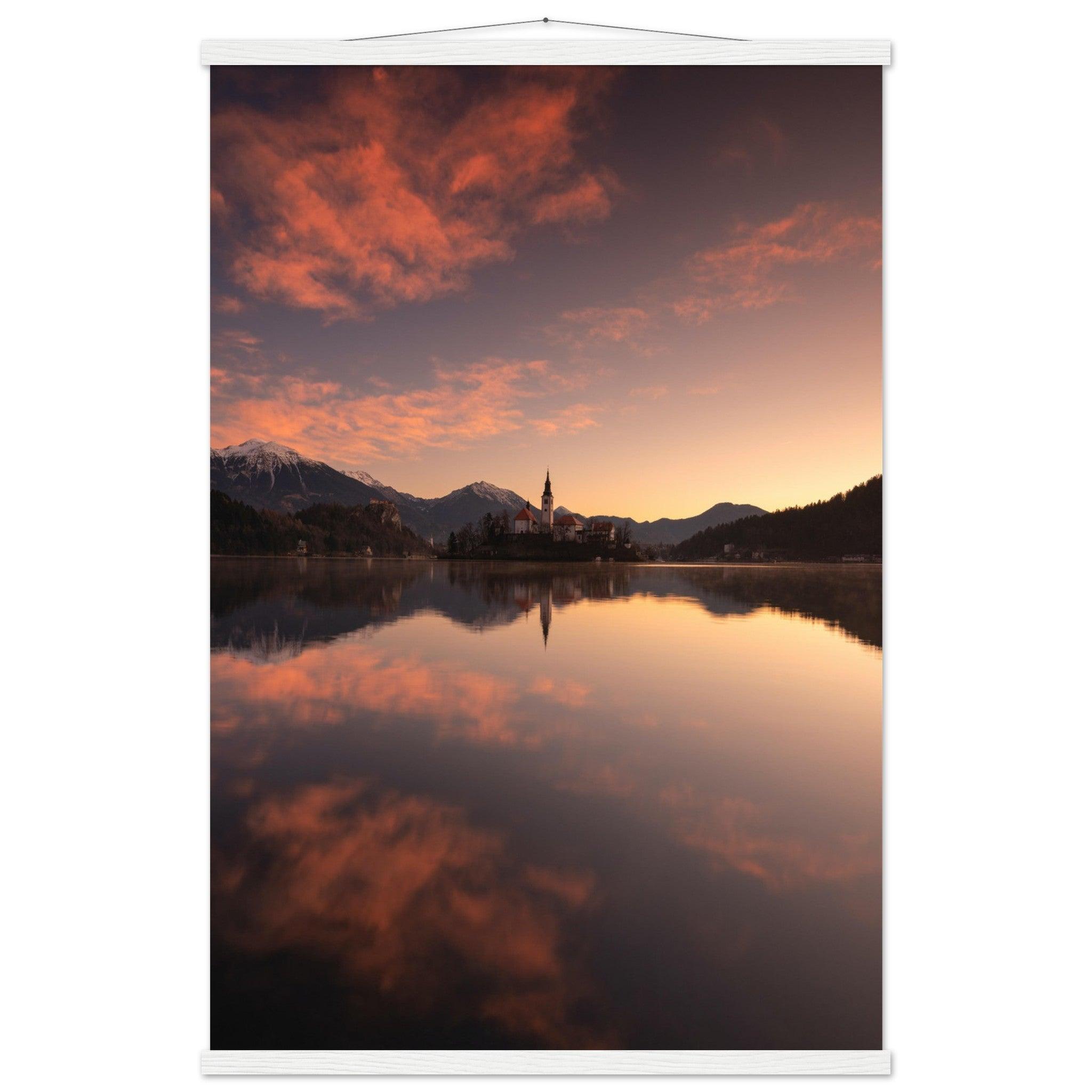 Beeindruckendes Bled-Poster - Printree.ch Abendstimmung, Aussichtspunkt, Bergkulisse, Bled, Foto, Fotografie, Landschaft, Natur, Reisen, romantisch, See, Slowenien, Sonnenuntergang, unsplash, Wassersport