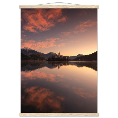 Beeindruckendes Bled-Poster - Printree.ch Abendstimmung, Aussichtspunkt, Bergkulisse, Bled, Foto, Fotografie, Landschaft, Natur, Reisen, romantisch, See, Slowenien, Sonnenuntergang, unsplash, Wassersport