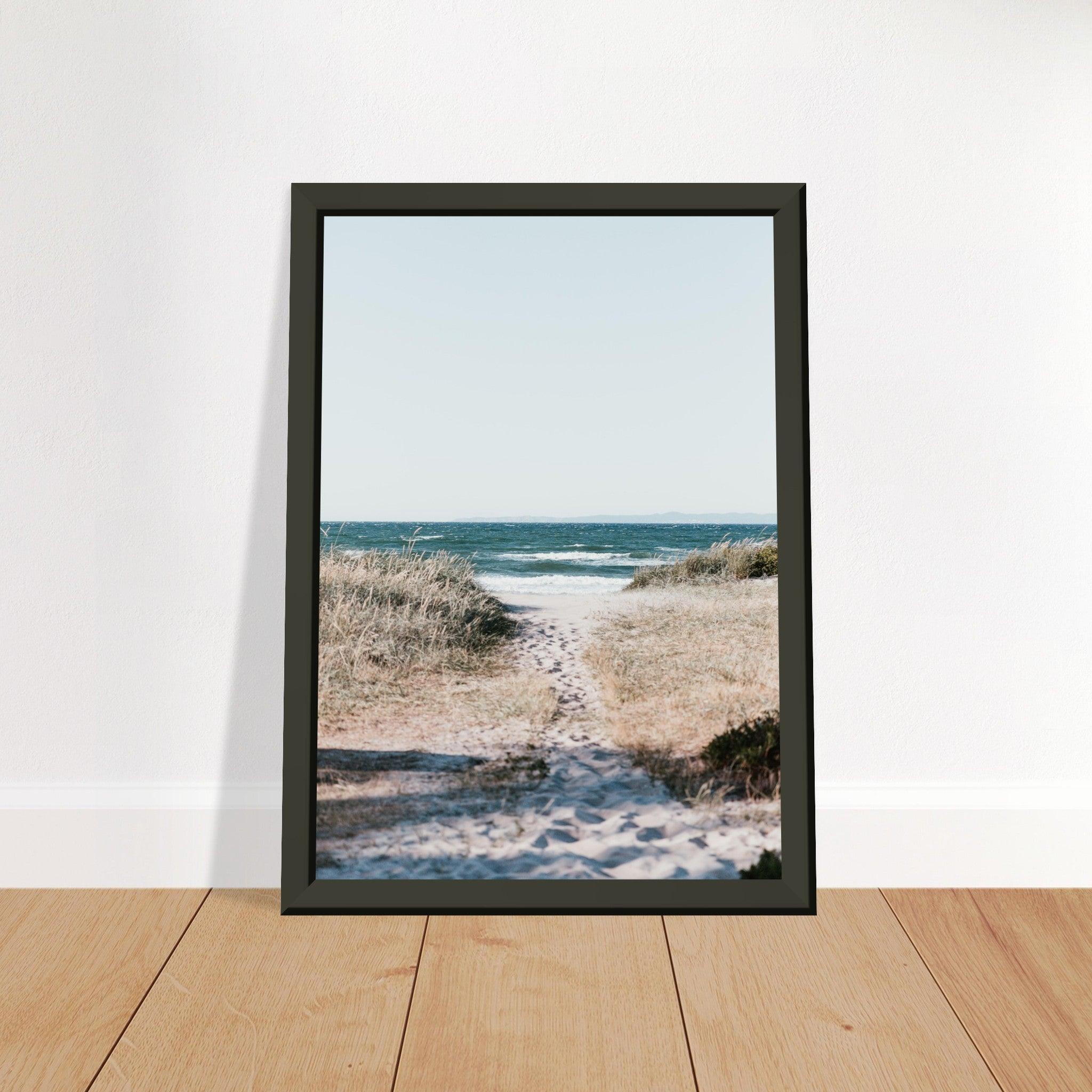 Blick auf das Meer und den Strand - Printree.ch Dänemark, Entspannung, Foto, Fotografie, Gilleleje, Küstenlandschaft, Meer, Meeresblick, Naturschönheit, Poster, Reisen, Strand, Strandlandschaft, unsplash