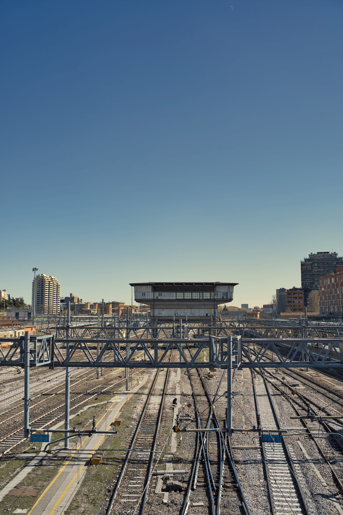 Bologna Bahnhof - Printree.ch Architektur, Bahnhof, Blick, Bologna, einfachschweizer, Eisenbahn, exklusiv, Foto, Fotografie, Gebäude, Gleis, Industrie, italien, Landschaft, Panorama, Passagiere, Poster, Reise, Reisen, Schiene, Schnee, Stadt, Stadtbild, Tourismus, Transport, Umwelt, Wahrzeichen, zentral, Zug