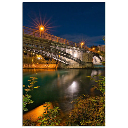 Die Magie der Limmat bei Nacht - Printree.ch alt, architektur, blau, blick, brücke, eifach-züri, europa, europäisch, fluss, gebäude, grossmünster, innenstadt, kathedrale, kirche, limmat, panorama, reisen, schweiz, schweizer, see, skyline, stadt, stadtbild, strasse, tourismus, turm, urban, wahrzeichen, zürich