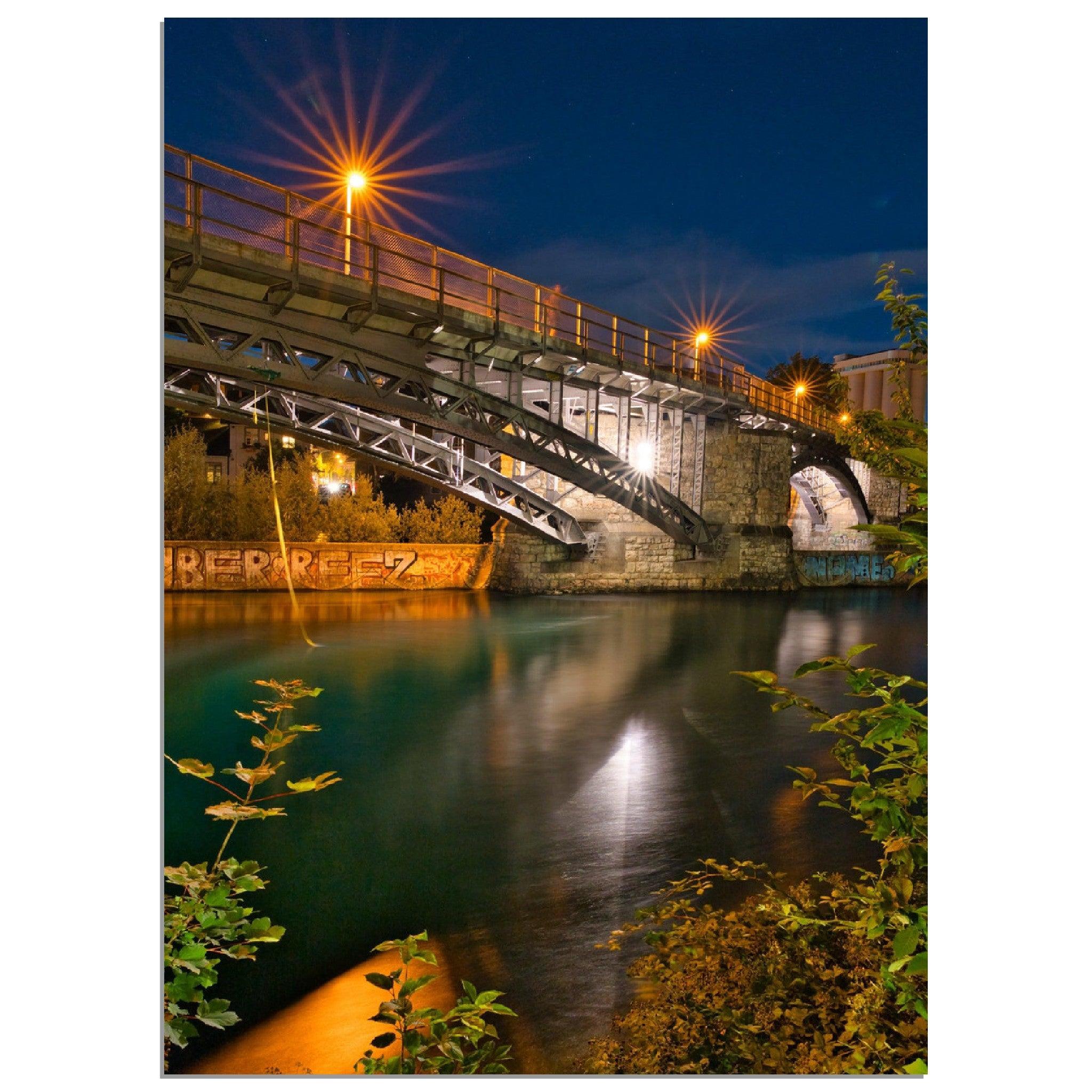 Die Magie der Limmat bei Nacht - Printree.ch alt, architektur, blau, blick, brücke, eifach-züri, europa, europäisch, fluss, gebäude, grossmünster, innenstadt, kathedrale, kirche, limmat, panorama, reisen, schweiz, schweizer, see, skyline, stadt, stadtbild, strasse, tourismus, turm, urban, wahrzeichen, zürich