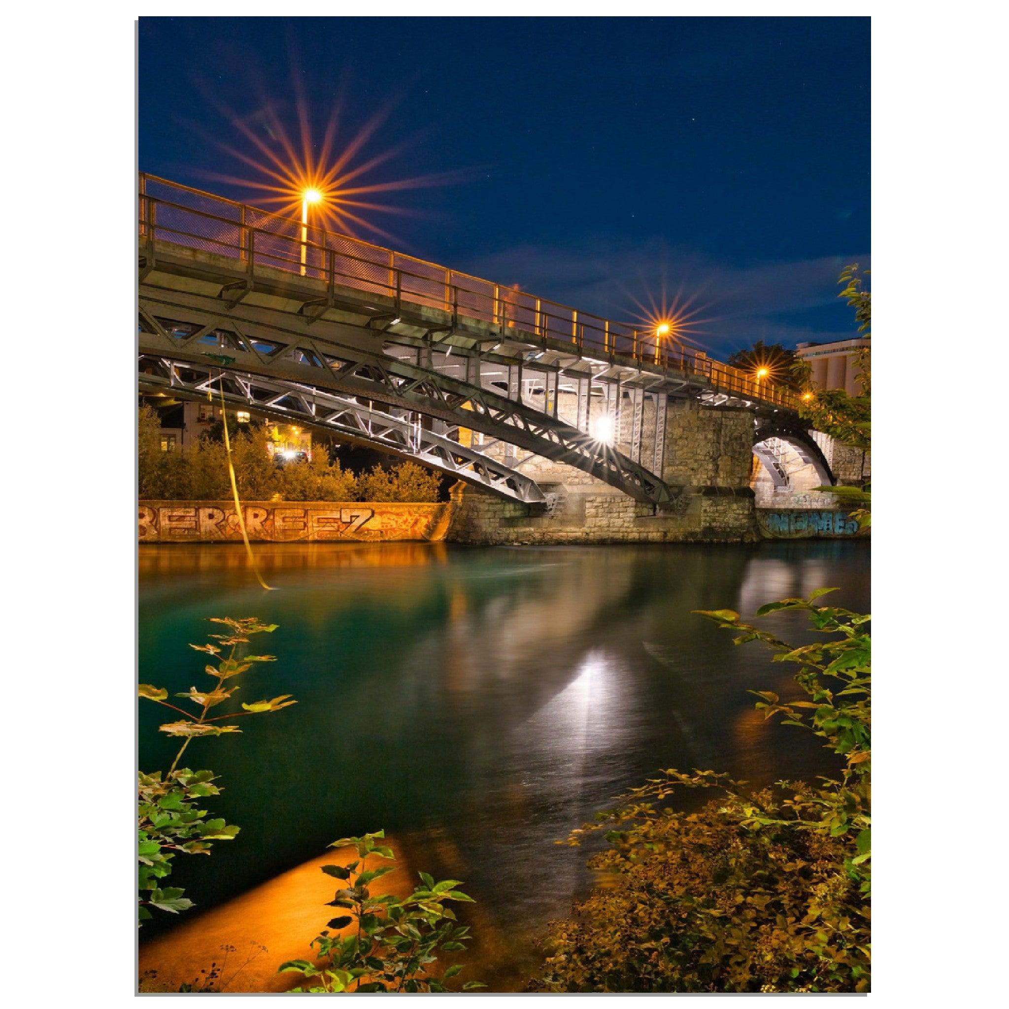 Die Magie der Limmat bei Nacht - Printree.ch alt, architektur, blau, blick, brücke, eifach-züri, europa, europäisch, fluss, gebäude, grossmünster, innenstadt, kathedrale, kirche, limmat, panorama, reisen, schweiz, schweizer, see, skyline, stadt, stadtbild, strasse, tourismus, turm, urban, wahrzeichen, zürich