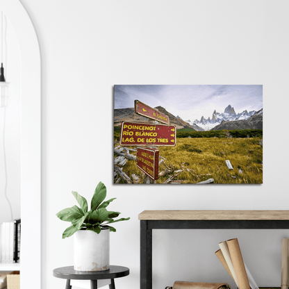 Fitz Roy mit Wegweiser - Printree.ch bach, Berg, berge, einfachschweizer, exklusiv, Foto, Fotografie, landschaft, Natur, Poster, reise, Reisen, Südamerika, tourismus, wanderung