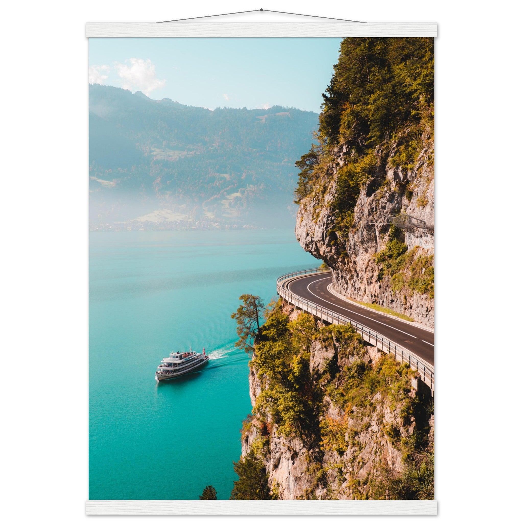 Harmonie von Straße und See am Thunersee - Printree.ch alpin, Unsplash