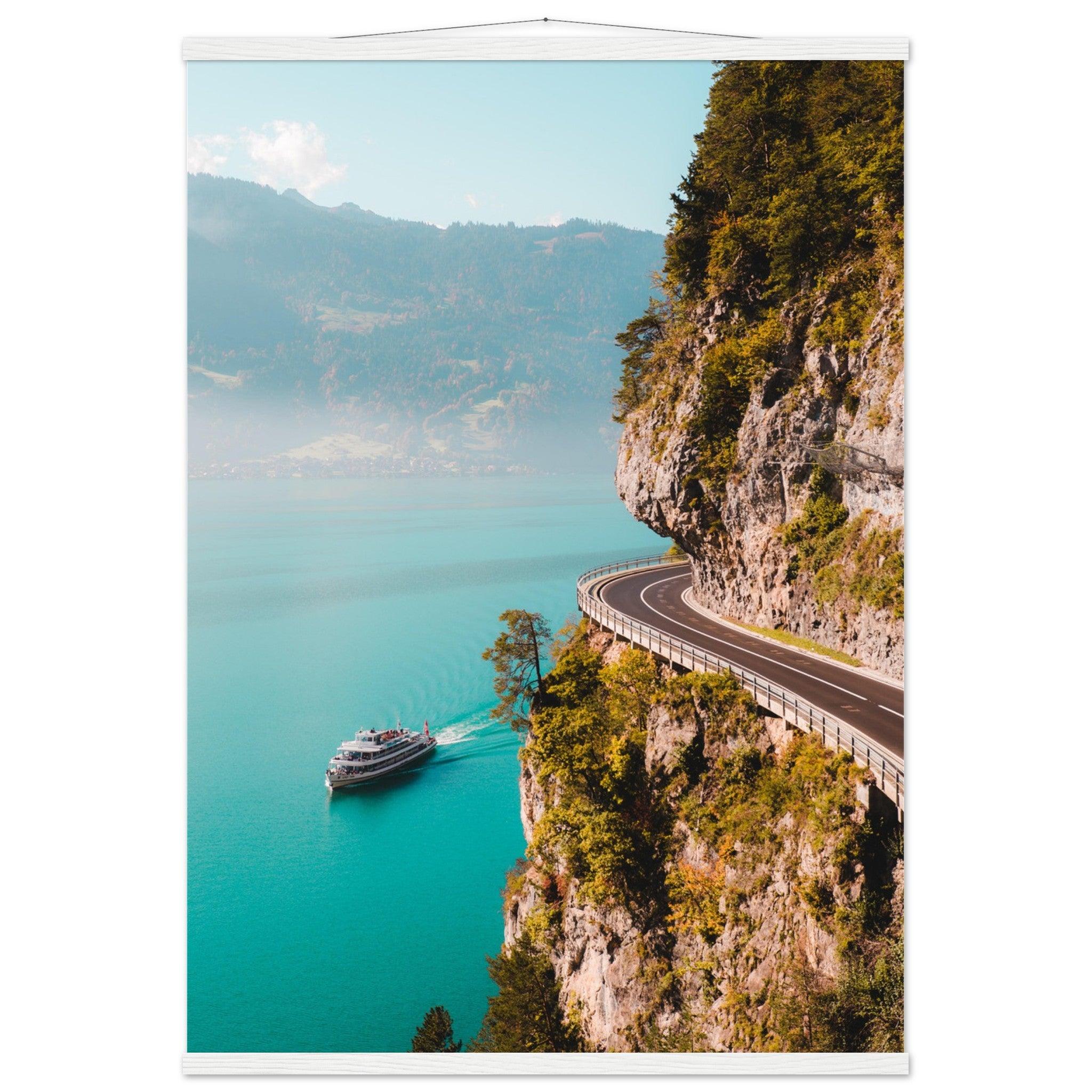 Harmonie von Straße und See am Thunersee - Printree.ch alpin, Unsplash