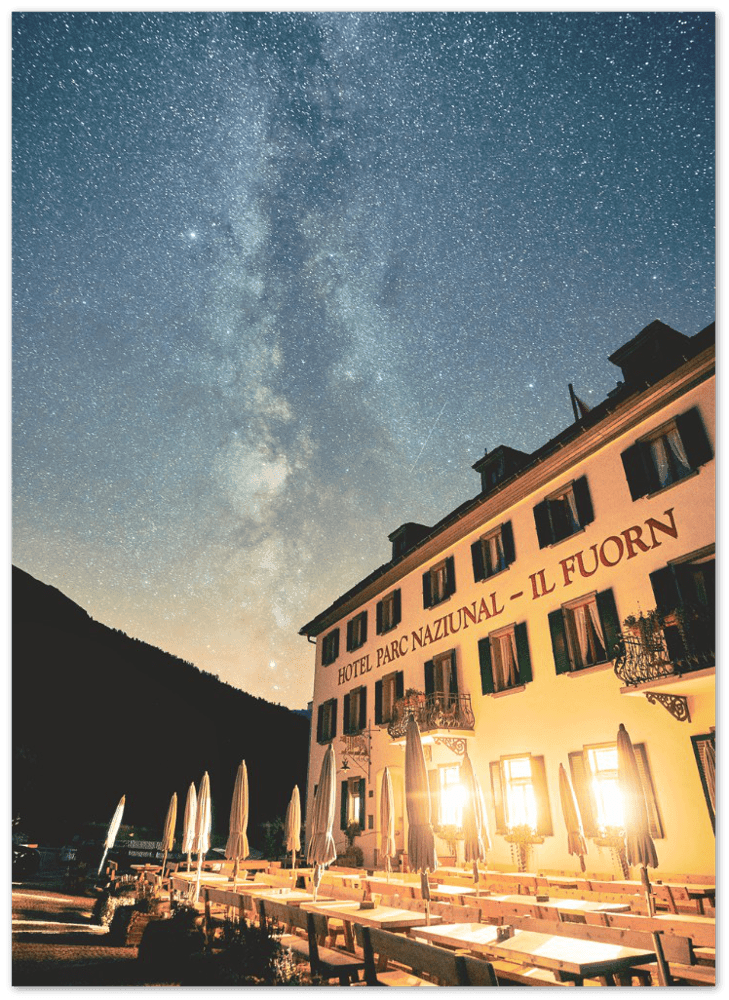 Il Fourn Hotel mit Milchstrasse - Printree.ch einfachschweizer, exklusiv, Foto, Fotografie, Galaxie, landschaft, Poster, Reisen, Schweiz, schweizer alpen, tourismus, Universum