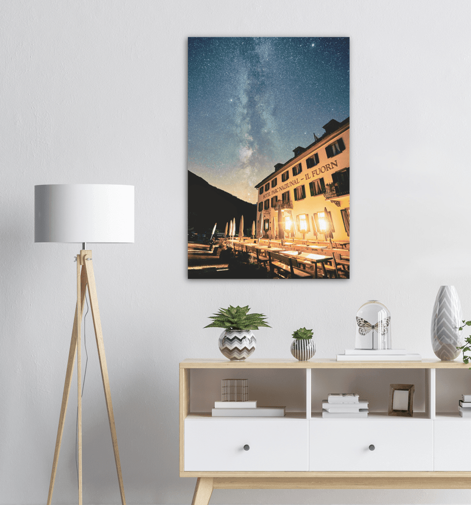 Il Fourn Hotel mit Milchstrasse - Printree.ch einfachschweizer, exklusiv, Foto, Fotografie, Galaxie, landschaft, Poster, Reisen, Schweiz, schweizer alpen, tourismus, Universum