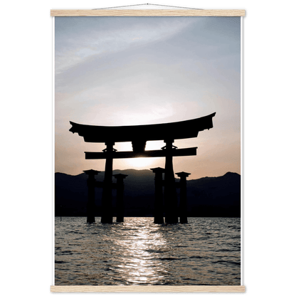 Itsukushima-Schrein - Printree.ch Asien, attraktion, berühmt, blau, buddhismus, buddhistisch, einfachschweizer, exklusiv, Foto, Fotografie, historisch, insel, Japan, landschaft, meer, miyajima, natur, orange, Poster, Reisen, religion, schrein, schwimmend, sonnenaufgang, sonnenuntergang, tor, tourismus, wasser, welt, wolken