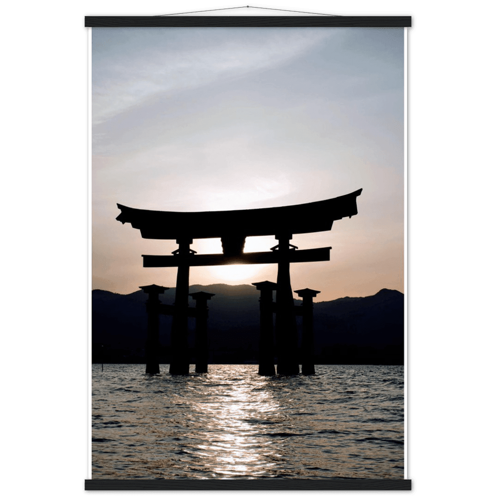 Itsukushima-Schrein - Printree.ch Asien, attraktion, berühmt, blau, buddhismus, buddhistisch, einfachschweizer, exklusiv, Foto, Fotografie, historisch, insel, Japan, landschaft, meer, miyajima, natur, orange, Poster, Reisen, religion, schrein, schwimmend, sonnenaufgang, sonnenuntergang, tor, tourismus, wasser, welt, wolken