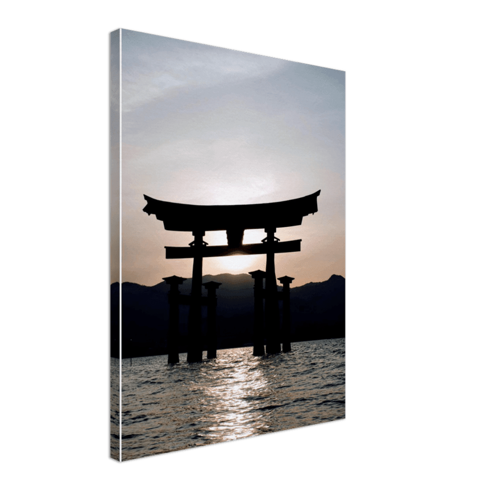 Itsukushima-Schrein - Printree.ch Asien, attraktion, berühmt, blau, buddhismus, buddhistisch, einfachschweizer, exklusiv, Foto, Fotografie, historisch, insel, Japan, landschaft, meer, miyajima, natur, orange, Poster, Reisen, religion, schrein, schwimmend, sonnenaufgang, sonnenuntergang, tor, tourismus, wasser, welt, wolken