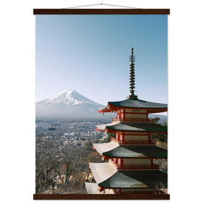 Japanisches Poster: "Majestätischer Fujiyoshida" - Printree.ch Aussichtspunkt, Chureito-Pagode, Foto, Fotografie, Fotospot, Fuji-Berg, Fujiyoshida, Herbstlaub, Japan, japanische Kultur, Kirschblüten, Reisen, Sehenswürdigkeit, unsplash, Yamanashi