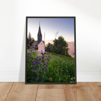 Kirche in den Alpen Poster - Printree.ch Alpenregion, Architektur, Foto, Fotografie, Gottesdienst, historisch, Kirche, Kultur, Kärnten, Reisen, Religion, Sakralbau, Sehenswürdigkeit, unsplash, Österreich