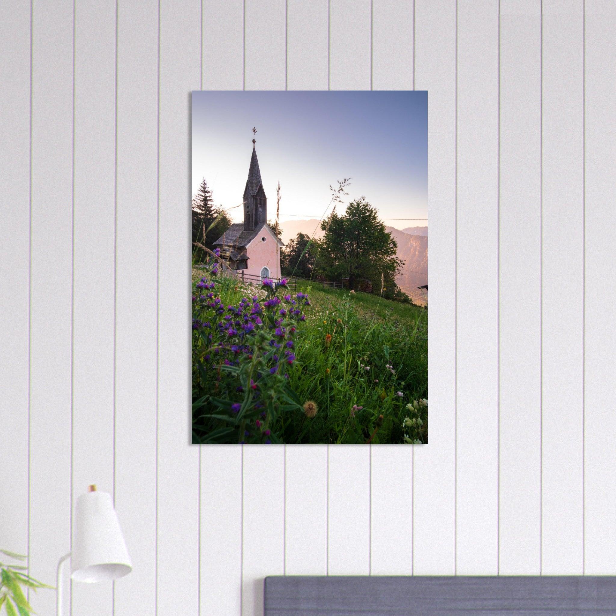 Kirche in den Alpen Poster - Printree.ch Alpenregion, Architektur, Foto, Fotografie, Gottesdienst, historisch, Kirche, Kultur, Kärnten, Reisen, Religion, Sakralbau, Sehenswürdigkeit, unsplash, Österreich