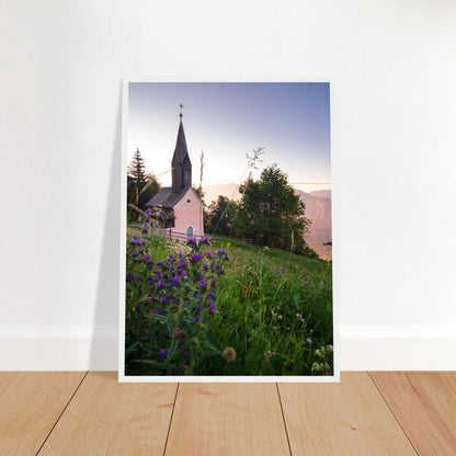 Kirche in den Alpen Poster - Printree.ch Alpenregion, Architektur, Foto, Fotografie, Gottesdienst, historisch, Kirche, Kultur, Kärnten, Reisen, Religion, Sakralbau, Sehenswürdigkeit, unsplash, Österreich