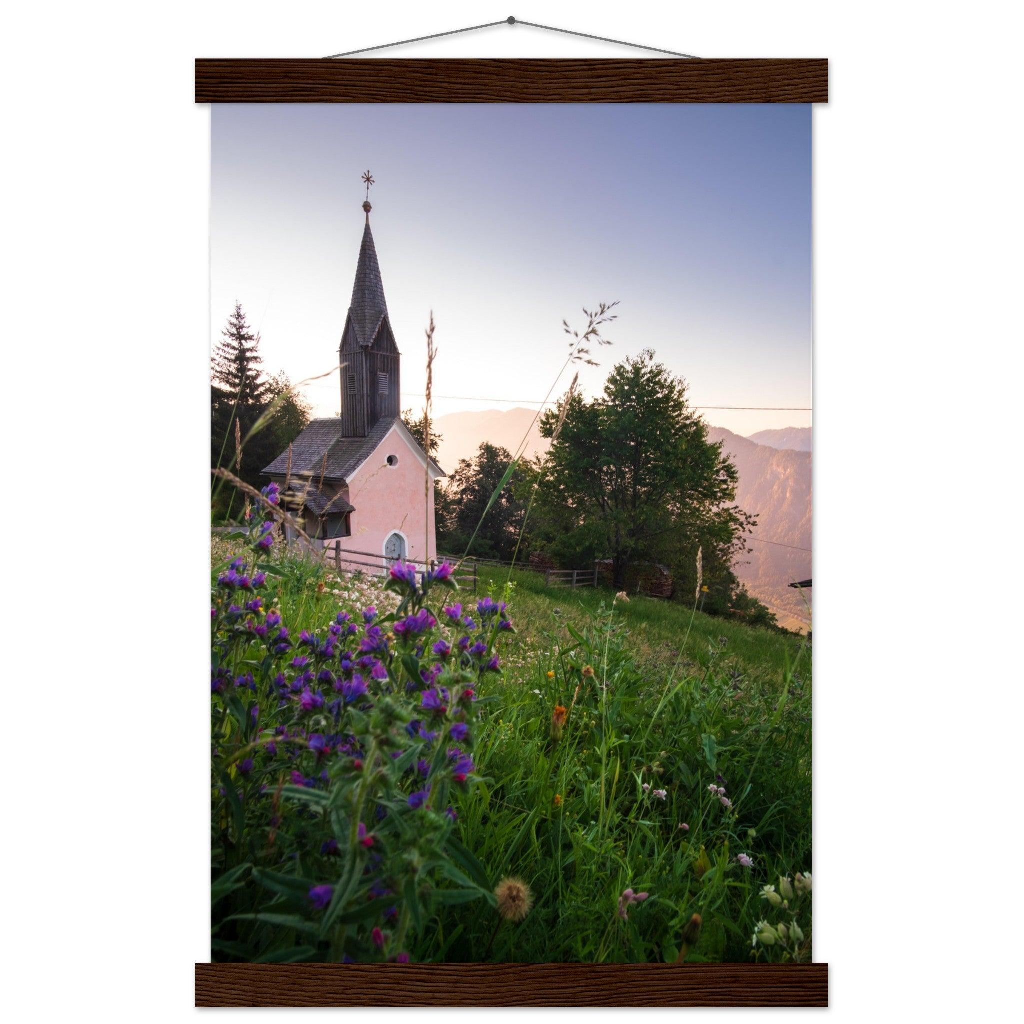 Kirche in den Alpen Poster - Printree.ch Alpenregion, Architektur, Foto, Fotografie, Gottesdienst, historisch, Kirche, Kultur, Kärnten, Reisen, Religion, Sakralbau, Sehenswürdigkeit, unsplash, Österreich