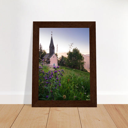 Kirche in den Alpen Poster - Printree.ch Alpenregion, Architektur, Foto, Fotografie, Gottesdienst, historisch, Kirche, Kultur, Kärnten, Reisen, Religion, Sakralbau, Sehenswürdigkeit, unsplash, Österreich