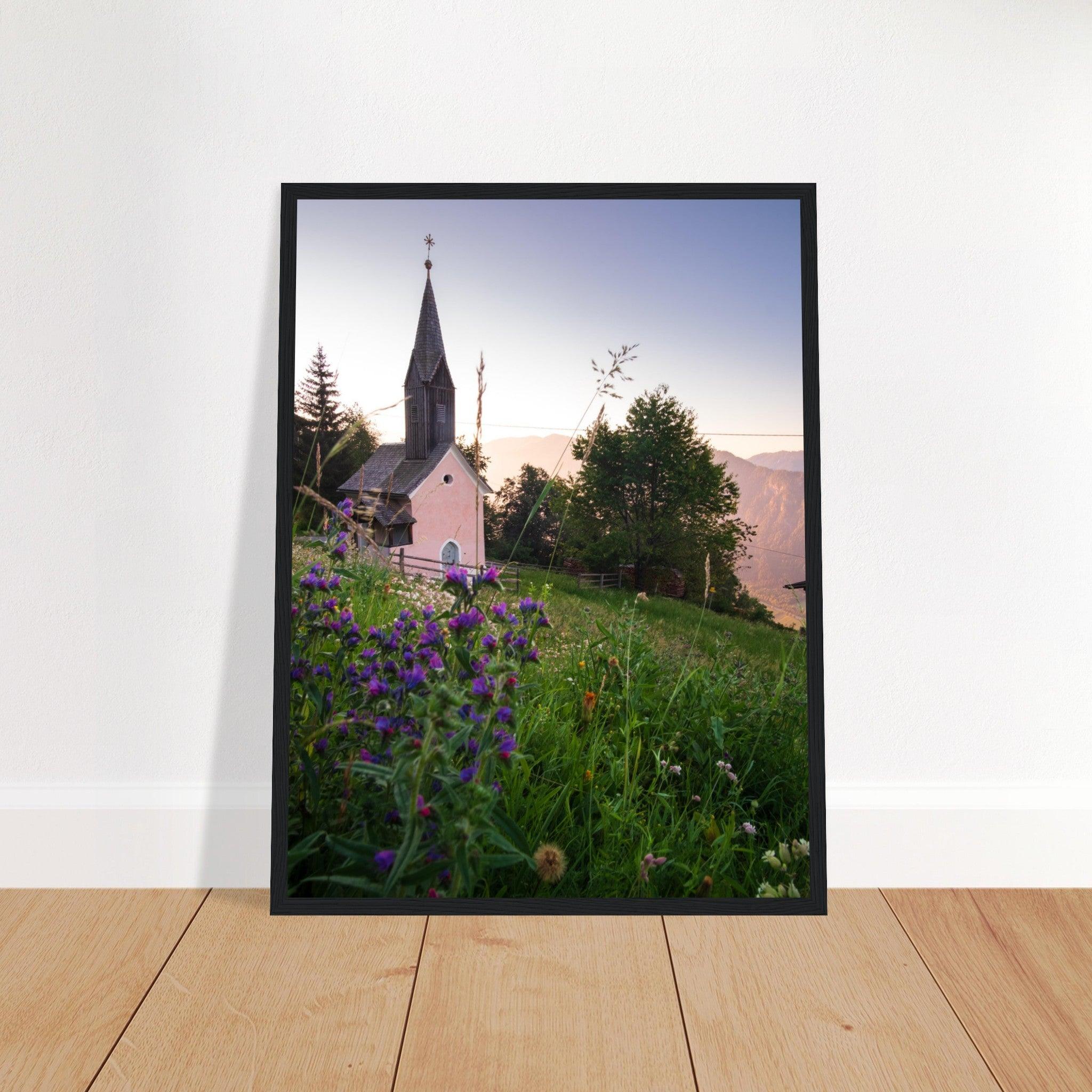 Kirche in den Alpen Poster - Printree.ch Alpenregion, Architektur, Foto, Fotografie, Gottesdienst, historisch, Kirche, Kultur, Kärnten, Reisen, Religion, Sakralbau, Sehenswürdigkeit, unsplash, Österreich