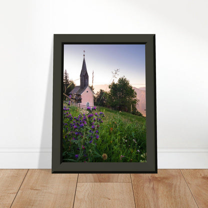 Kirche in den Alpen Poster - Printree.ch Alpenregion, Architektur, Foto, Fotografie, Gottesdienst, historisch, Kirche, Kultur, Kärnten, Reisen, Religion, Sakralbau, Sehenswürdigkeit, unsplash, Österreich