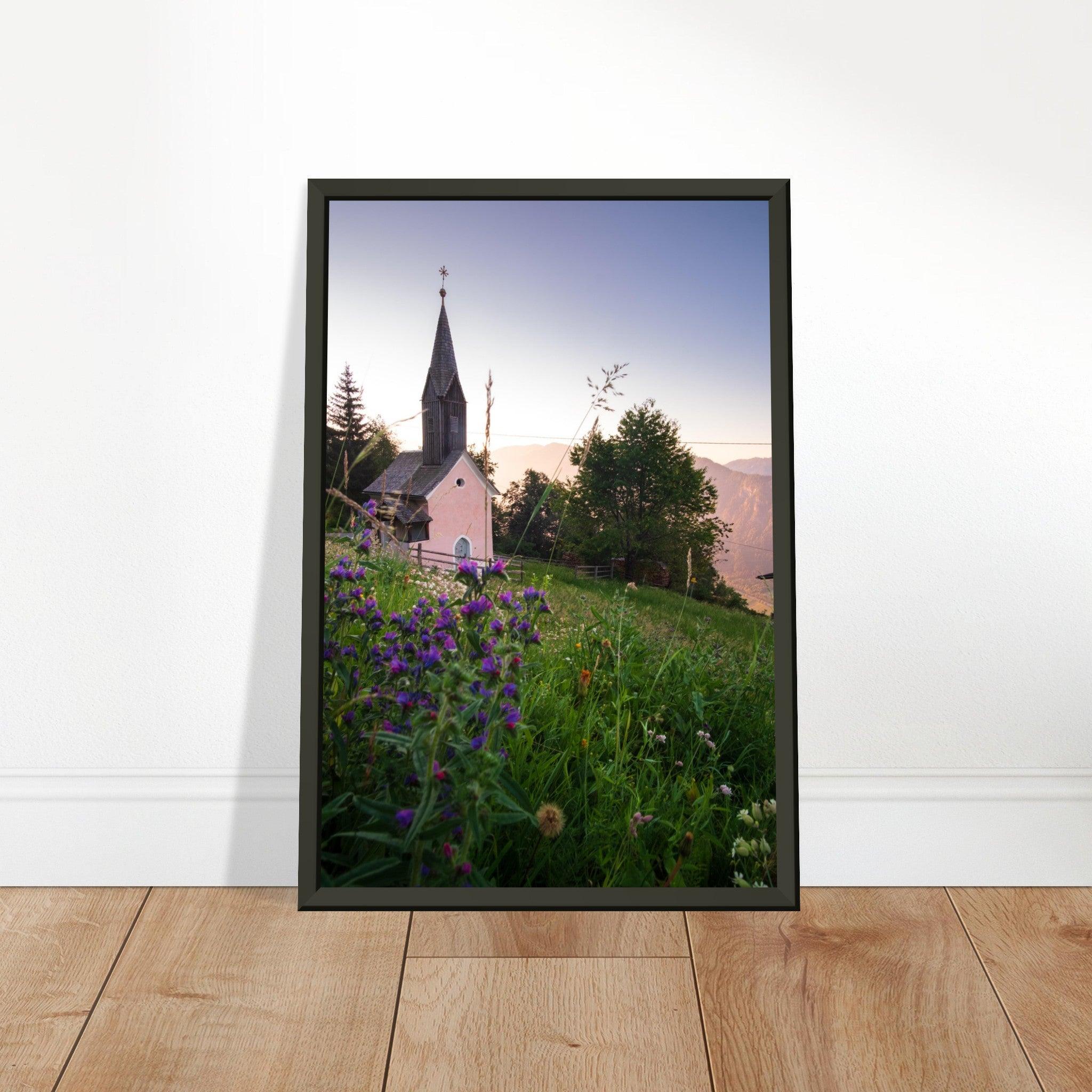 Kirche in den Alpen Poster - Printree.ch Alpenregion, Architektur, Foto, Fotografie, Gottesdienst, historisch, Kirche, Kultur, Kärnten, Reisen, Religion, Sakralbau, Sehenswürdigkeit, unsplash, Österreich