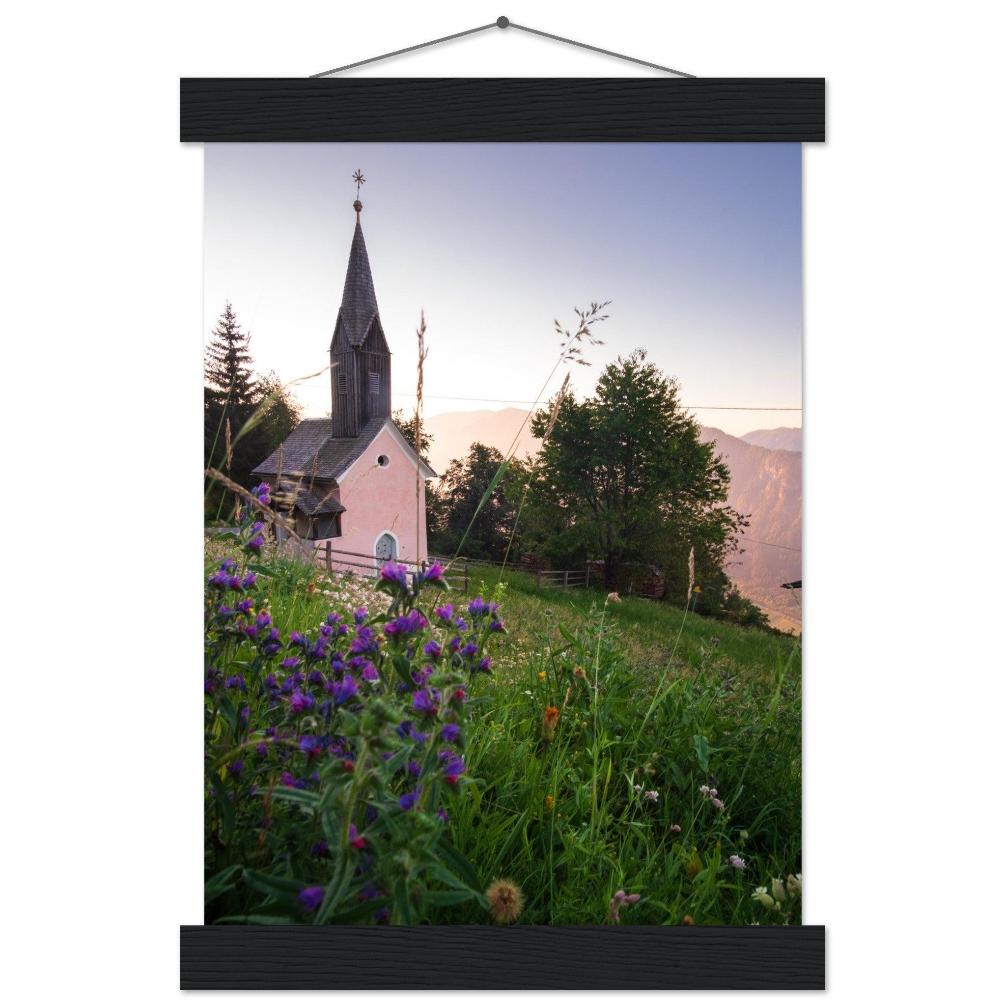 Kirche in den Alpen Poster - Printree.ch Alpenregion, Architektur, Foto, Fotografie, Gottesdienst, historisch, Kirche, Kultur, Kärnten, Reisen, Religion, Sakralbau, Sehenswürdigkeit, unsplash, Österreich