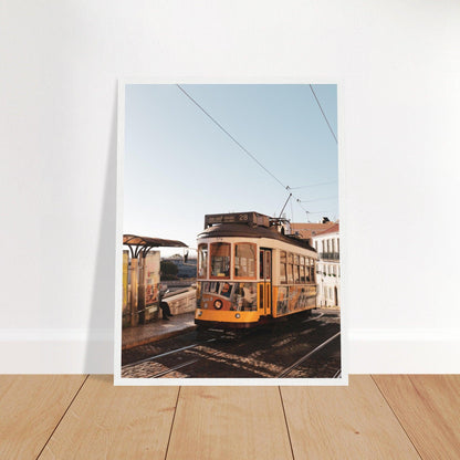 Lissabon's Straßenbahn Poster - Printree.ch Bahn, Foto, Fotografie, issabon, Metro, Nahverkehr, Portugal, Reisen, Sehenswürdigkeiten, Stadtbahn, Straßenbahn, Transport, unsplash, urban, öffentlicher Verkehr