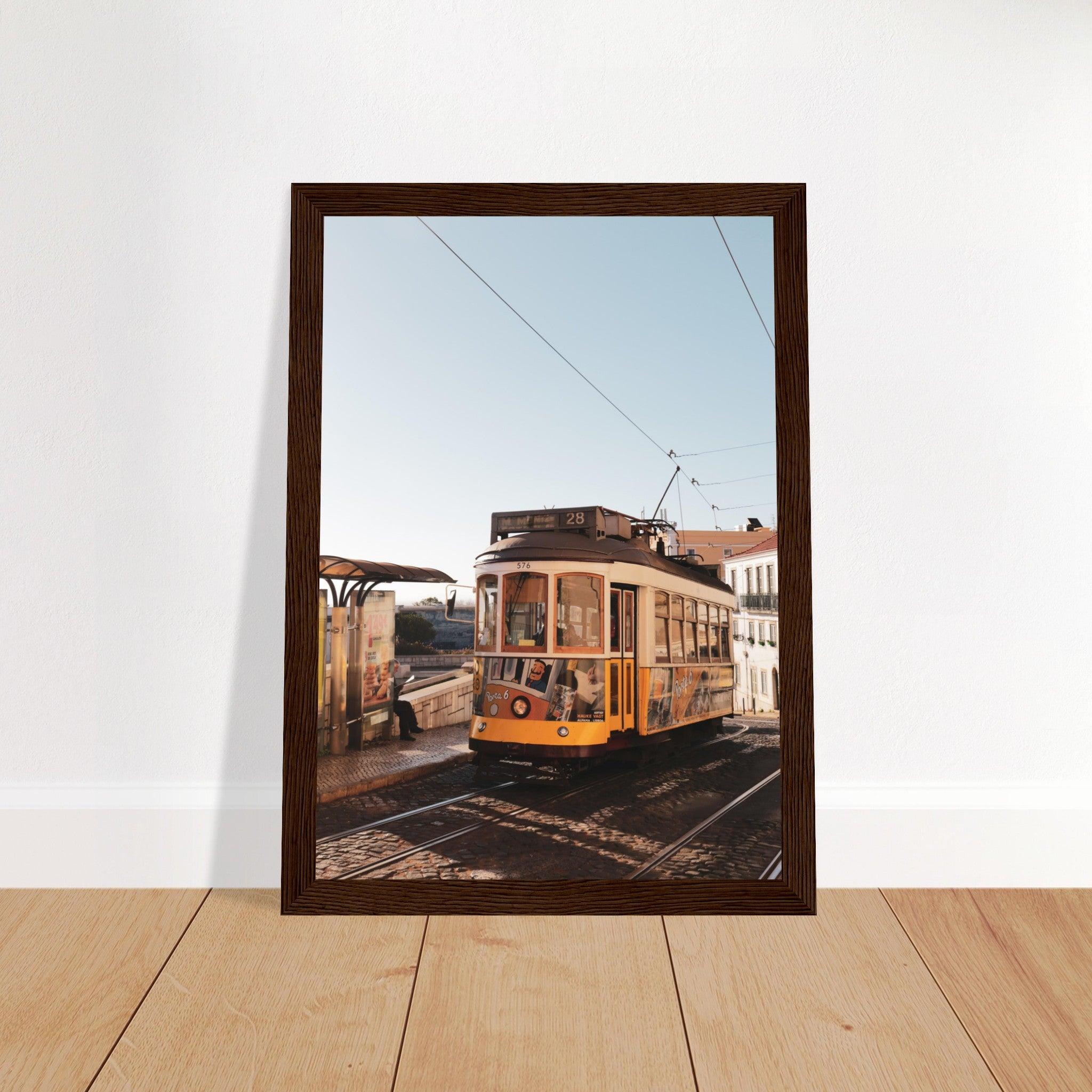 Lissabon's Straßenbahn Poster - Printree.ch Bahn, Foto, Fotografie, issabon, Metro, Nahverkehr, Portugal, Reisen, Sehenswürdigkeiten, Stadtbahn, Straßenbahn, Transport, unsplash, urban, öffentlicher Verkehr