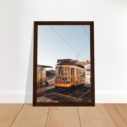 Lissabon's Straßenbahn Poster - Printree.ch Bahn, Foto, Fotografie, issabon, Metro, Nahverkehr, Portugal, Reisen, Sehenswürdigkeiten, Stadtbahn, Straßenbahn, Transport, unsplash, urban, öffentlicher Verkehr