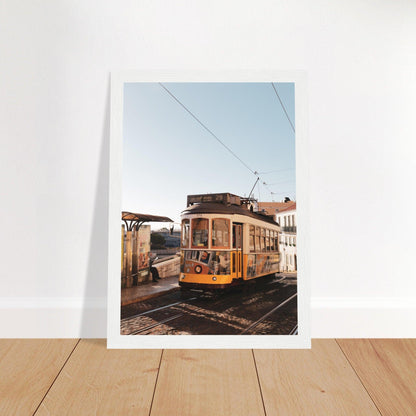 Lissabon's Straßenbahn Poster - Printree.ch Bahn, Foto, Fotografie, issabon, Metro, Nahverkehr, Portugal, Reisen, Sehenswürdigkeiten, Stadtbahn, Straßenbahn, Transport, unsplash, urban, öffentlicher Verkehr