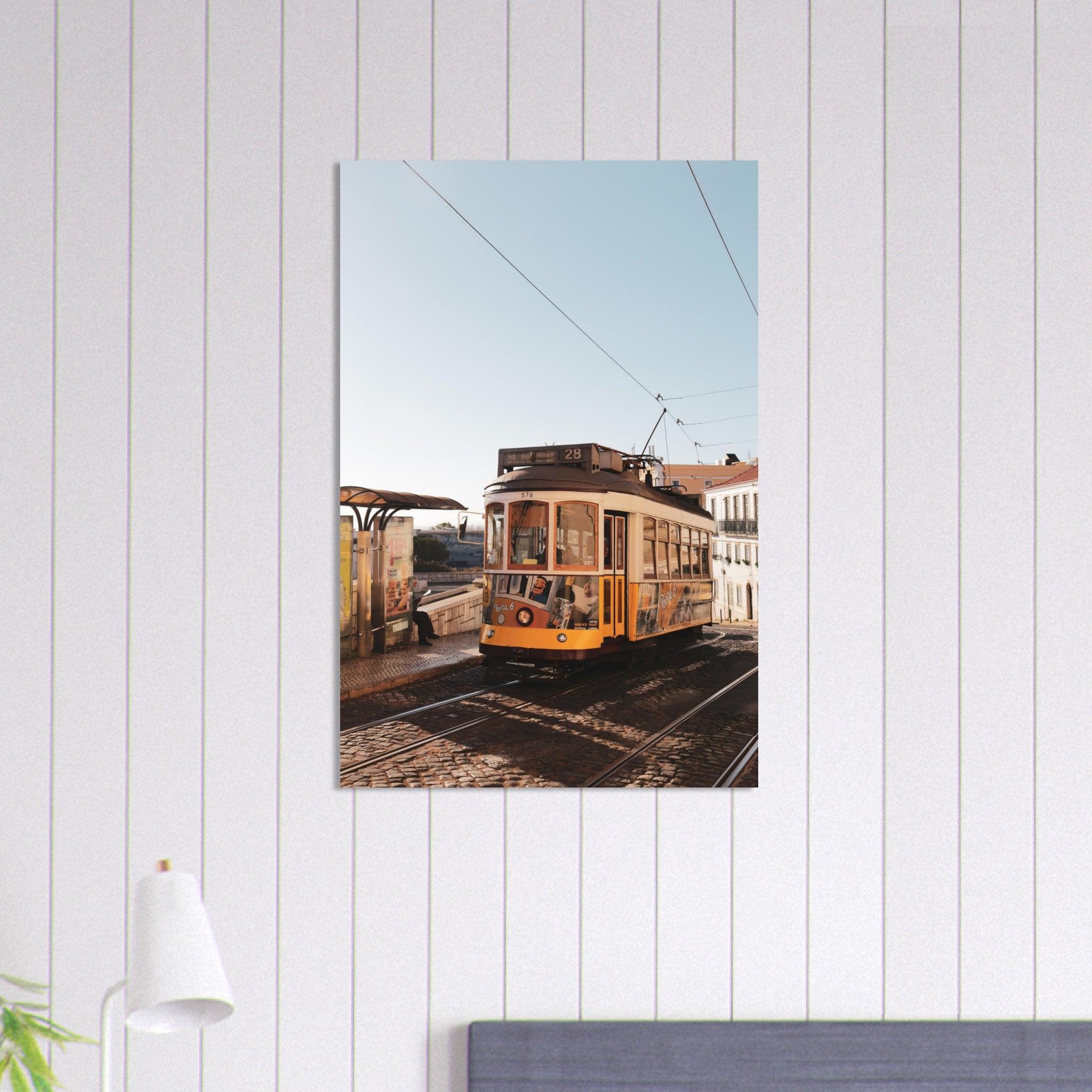 Lissabon's Straßenbahn Poster - Printree.ch Bahn, Foto, Fotografie, issabon, Metro, Nahverkehr, Portugal, Reisen, Sehenswürdigkeiten, Stadtbahn, Straßenbahn, Transport, unsplash, urban, öffentlicher Verkehr