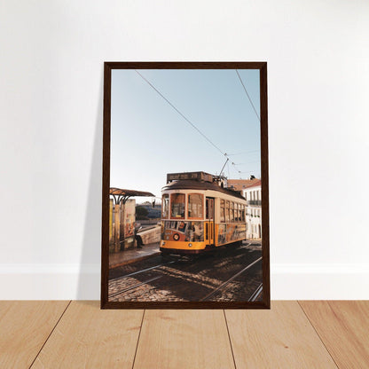 Lissabon's Straßenbahn Poster - Printree.ch Bahn, Foto, Fotografie, issabon, Metro, Nahverkehr, Portugal, Reisen, Sehenswürdigkeiten, Stadtbahn, Straßenbahn, Transport, unsplash, urban, öffentlicher Verkehr