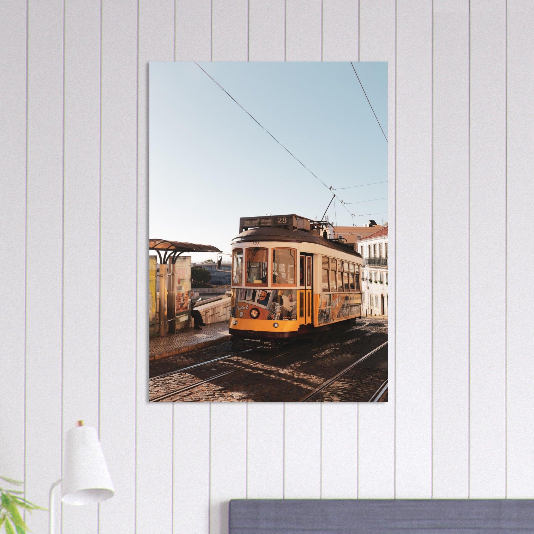 Lissabon's Straßenbahn Poster - Printree.ch Bahn, Foto, Fotografie, issabon, Metro, Nahverkehr, Portugal, Reisen, Sehenswürdigkeiten, Stadtbahn, Straßenbahn, Transport, unsplash, urban, öffentlicher Verkehr