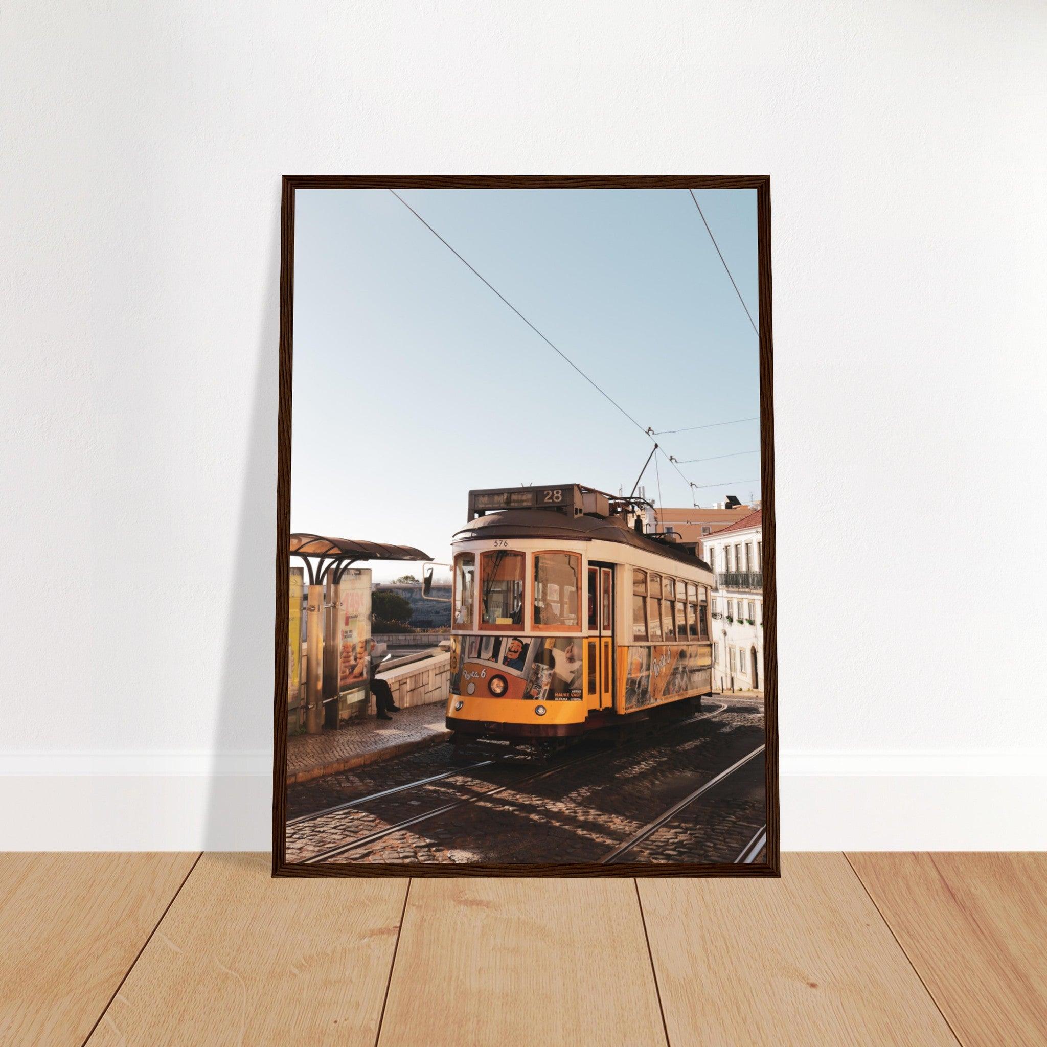 Lissabon's Straßenbahn Poster - Printree.ch Bahn, Foto, Fotografie, issabon, Metro, Nahverkehr, Portugal, Reisen, Sehenswürdigkeiten, Stadtbahn, Straßenbahn, Transport, unsplash, urban, öffentlicher Verkehr