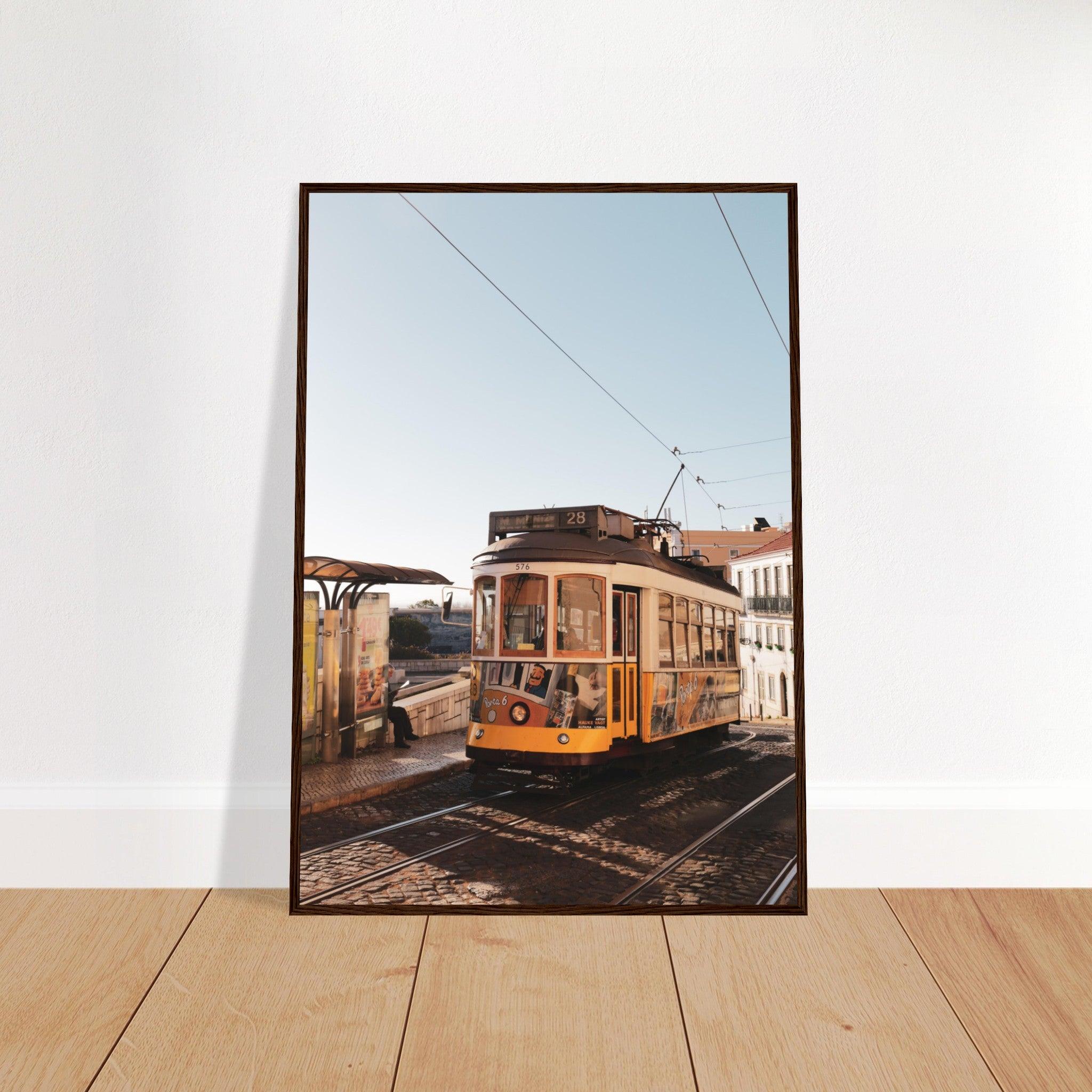 Lissabon's Straßenbahn Poster - Printree.ch Bahn, Foto, Fotografie, issabon, Metro, Nahverkehr, Portugal, Reisen, Sehenswürdigkeiten, Stadtbahn, Straßenbahn, Transport, unsplash, urban, öffentlicher Verkehr