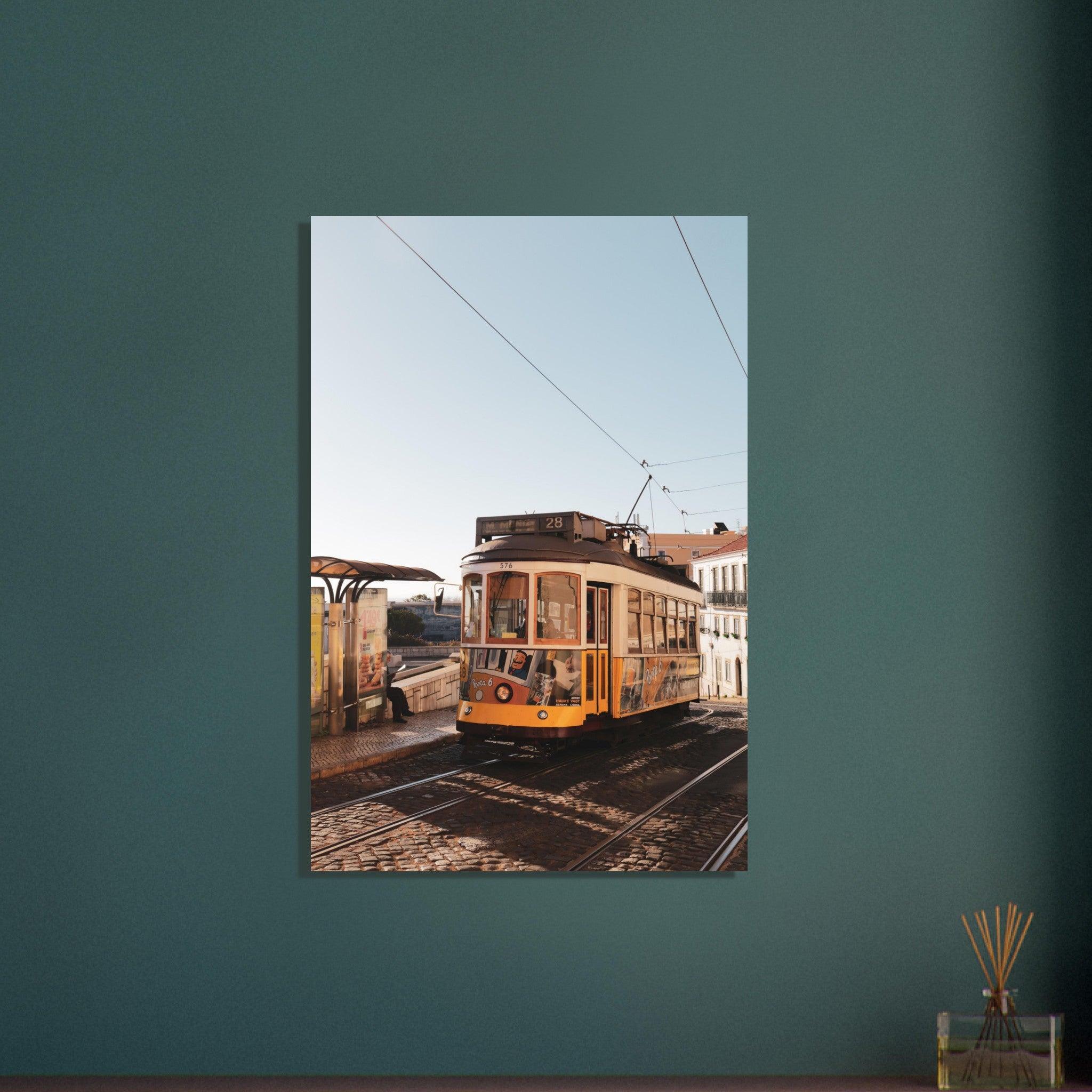 Lissabon's Straßenbahn Poster - Printree.ch Bahn, Foto, Fotografie, issabon, Metro, Nahverkehr, Portugal, Reisen, Sehenswürdigkeiten, Stadtbahn, Straßenbahn, Transport, unsplash, urban, öffentlicher Verkehr