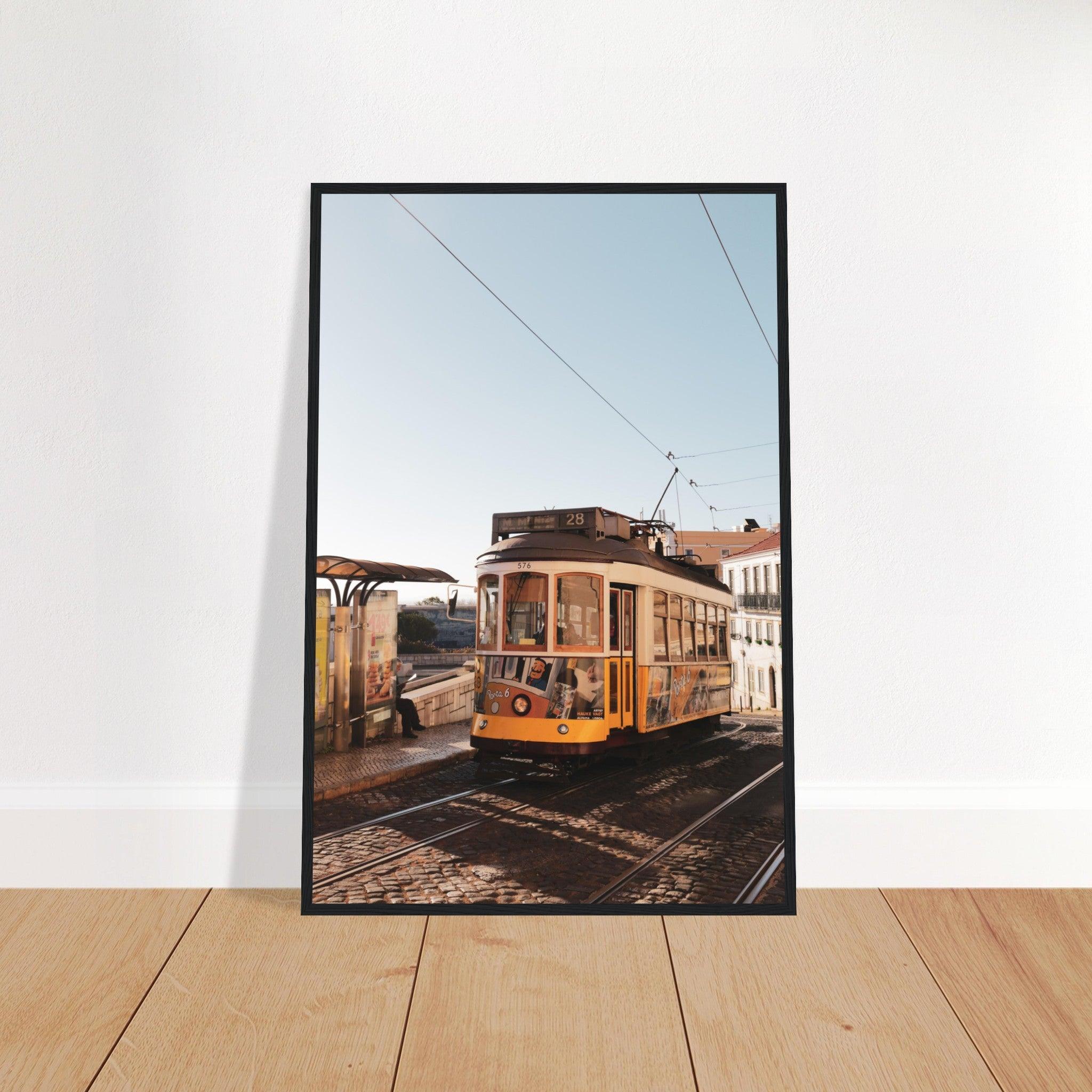 Lissabon's Straßenbahn Poster - Printree.ch Bahn, Foto, Fotografie, issabon, Metro, Nahverkehr, Portugal, Reisen, Sehenswürdigkeiten, Stadtbahn, Straßenbahn, Transport, unsplash, urban, öffentlicher Verkehr