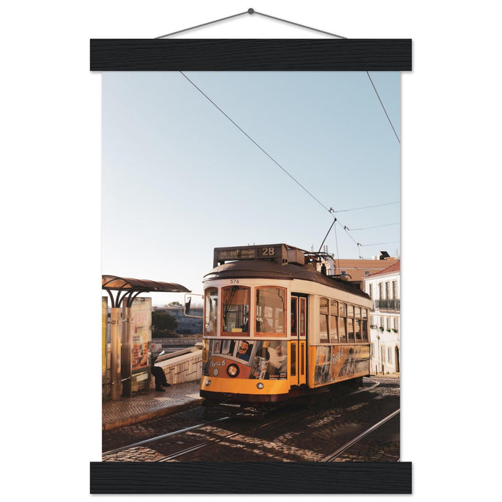 Lissabon's Straßenbahn Poster - Printree.ch Bahn, Foto, Fotografie, issabon, Metro, Nahverkehr, Portugal, Reisen, Sehenswürdigkeiten, Stadtbahn, Straßenbahn, Transport, unsplash, urban, öffentlicher Verkehr