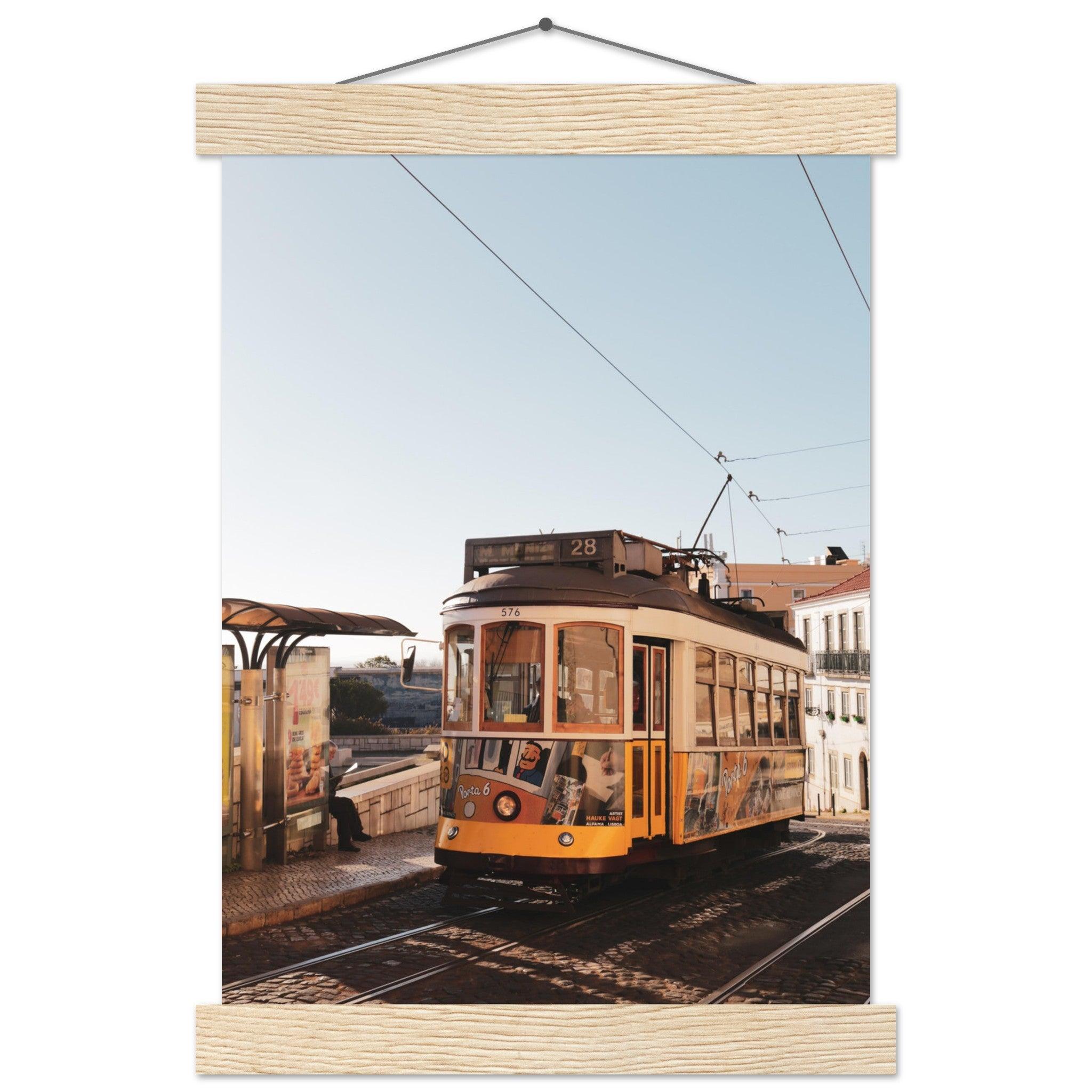 Lissabon's Straßenbahn Poster - Printree.ch Bahn, Foto, Fotografie, issabon, Metro, Nahverkehr, Portugal, Reisen, Sehenswürdigkeiten, Stadtbahn, Straßenbahn, Transport, unsplash, urban, öffentlicher Verkehr